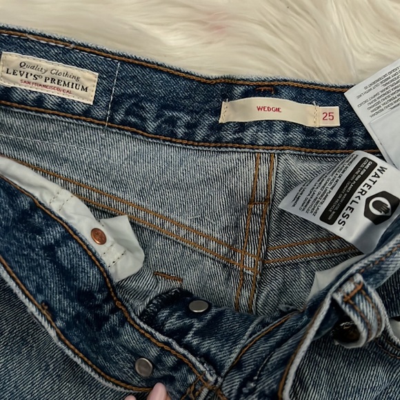 Medium wash Levi’s jeans. - Picture 3 of 3